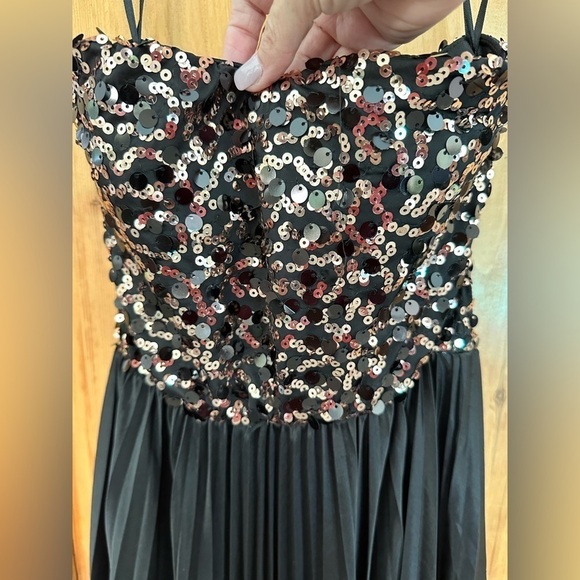 Women’s Cocktail Dress With Sequin Top and Black Pleated, Lined Skirt Size Small - Picture 2 of 13
